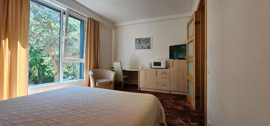 Doppelzimmer mit Schreibtisch und TV Doppelzimmer mit Schreibtisch und TV