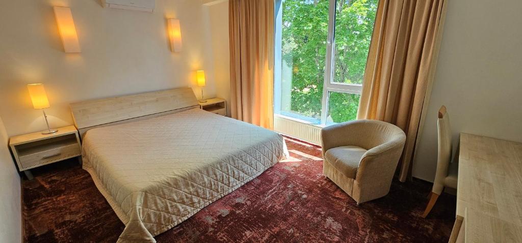 Schlafzimmer des Luxusapartments mit Fenster Schlafzimmer des Luxusapartments mit Fenster