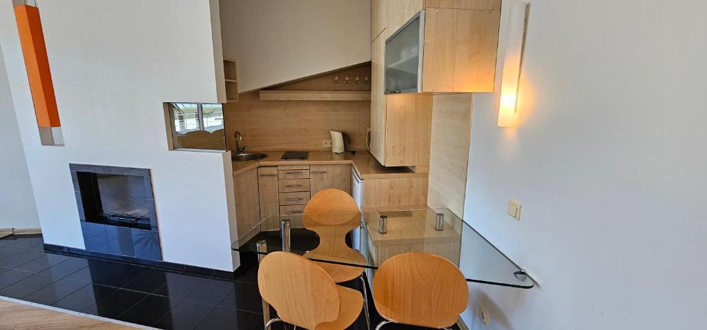 Küche und Esstisch des Luxusapartments Küche und Esstisch des Luxusapartments