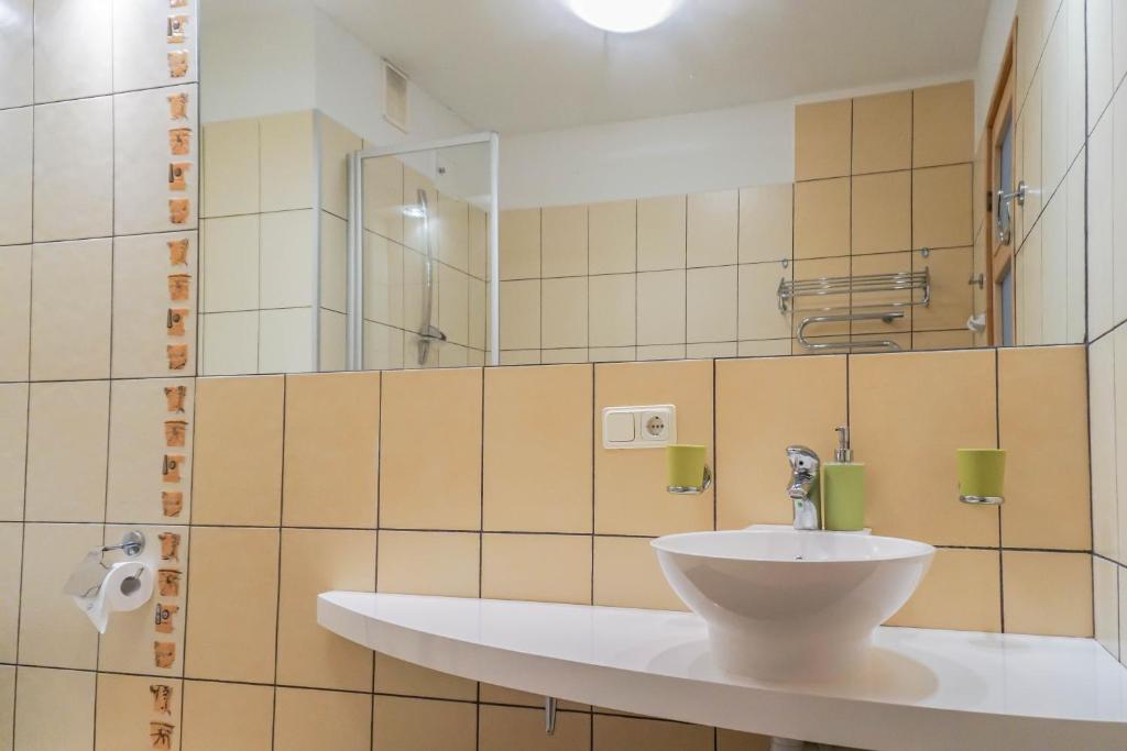 Badezimmer - Waschbecken mit Spiegel Badezimmer - Waschbecken mit Spiegel