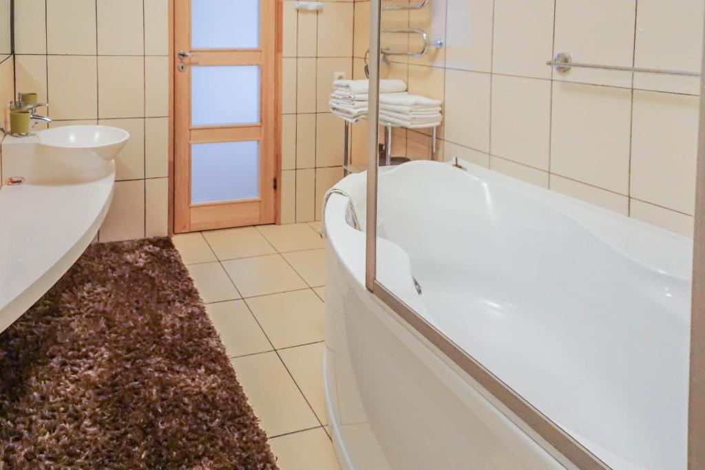 Badezimmer des Luxusapartments mit Badewanne und Dusche Badezimmer des Luxusapartments mit Badewanne und Dusche