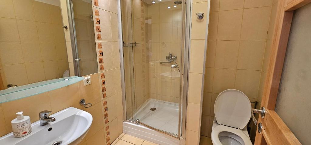 Badezimmer mit Duschkabine Badezimmer mit Duschkabine